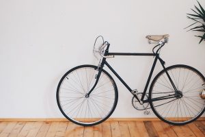 Op twee wielen: een diepgaande verkenning van fietsen, onderhoud, veiligheid en ontdekkingsreizen